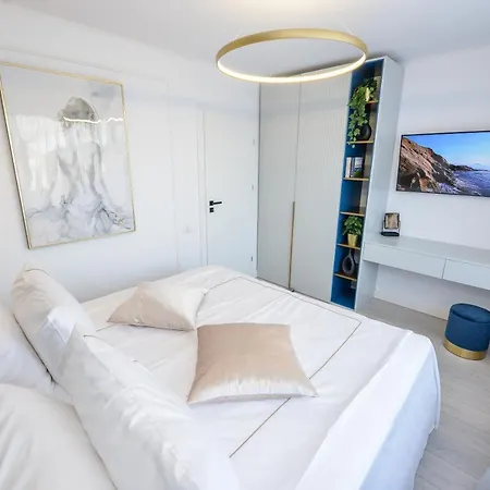 Celeste - Exclusive One Bedroom Бухарест